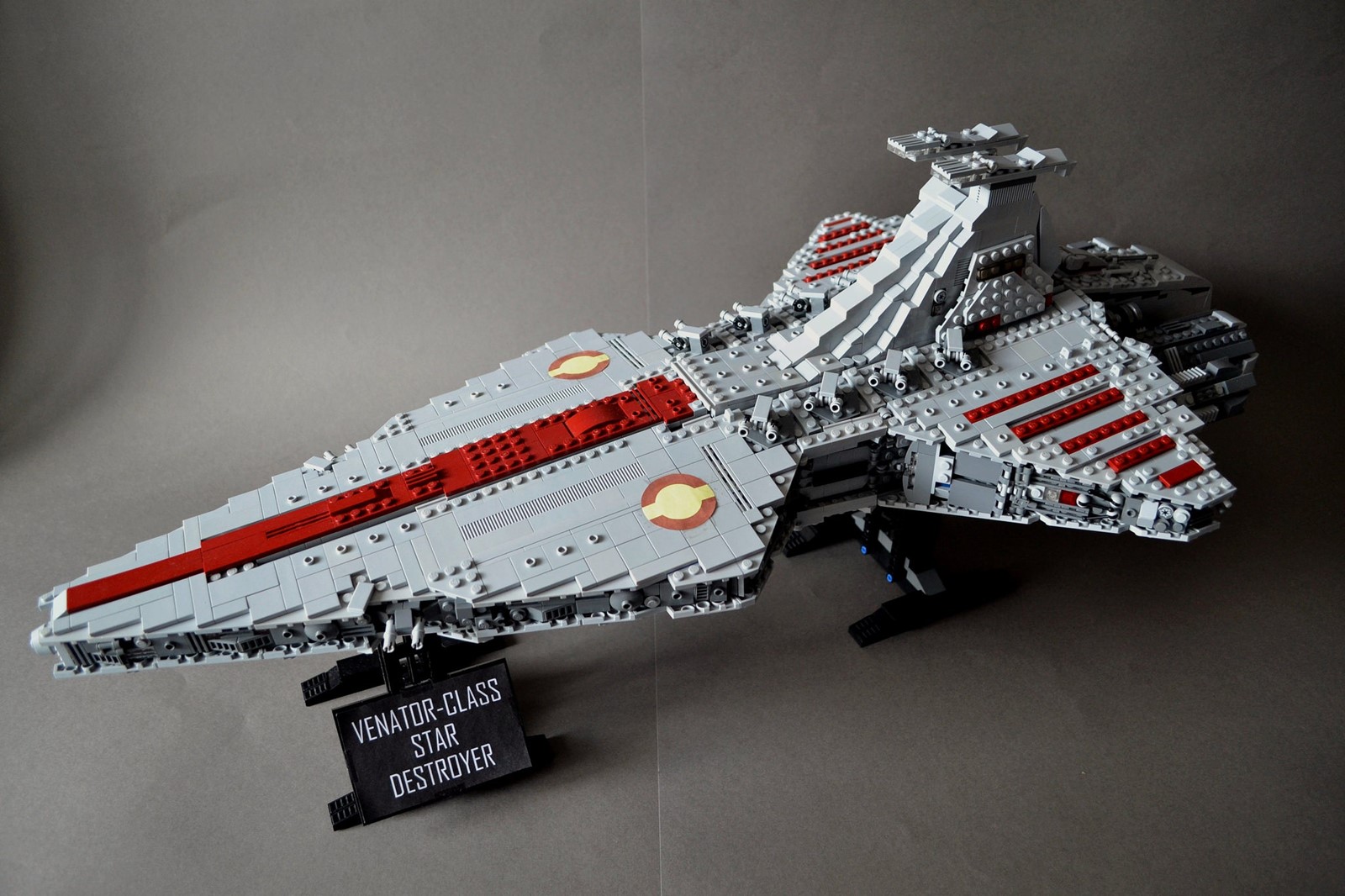 Lo Star Destroyer di Star Wars La Vendetta dei Sith in una MOC LEGO stile UCS