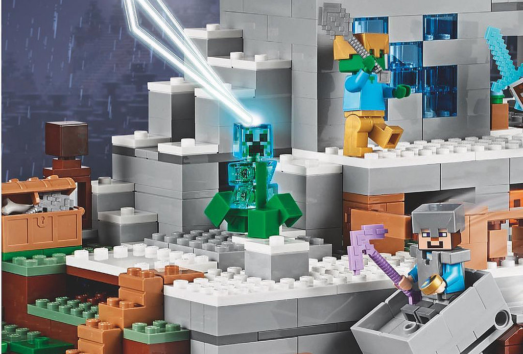 LEGO Minecraft: le Prime Immagini del set Più Grande della Serie