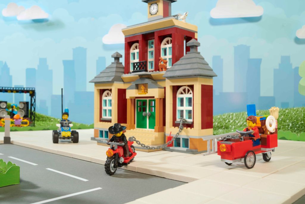 LEGO-City-60271-Main-Square