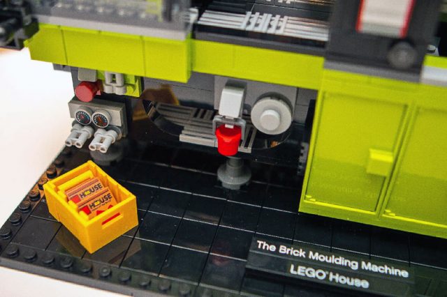 LEGO-House-The-Brick-Moulding-Machine-40502