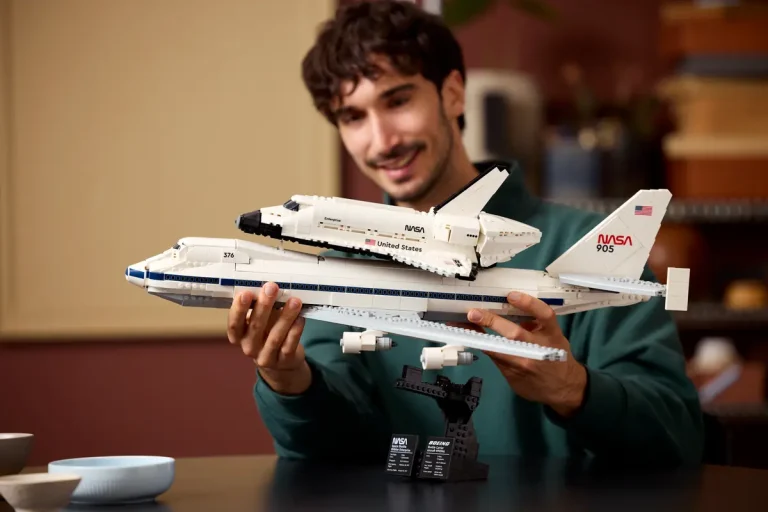 Rivelato ufficialmente LEGO Icons 10360 Trasportatore di shuttle